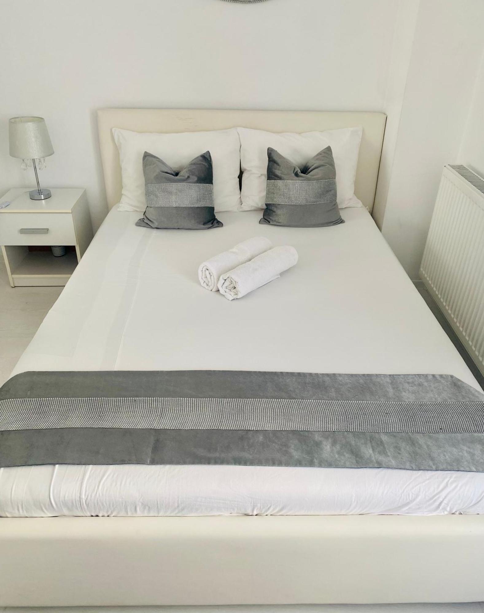 White Luxury Apartment Sybin Zewnętrze zdjęcie